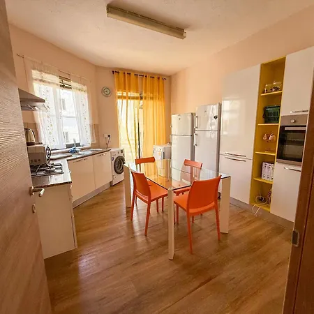 Golden - 4br Stylish For Group Apartment Tal-Hriereb